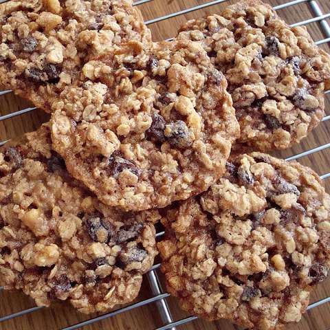 Cookie category: Oatmeal cookies with walnuts and raisins
